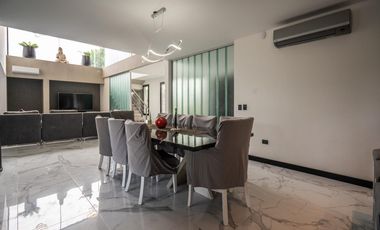 Casa en venta - 6 Dormitorios 5 Baños - Pinamar