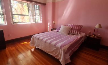 Casa estilo ingles en impecable estado 3 dormitorios, play, escritorio, jardín y cochera-En Venta