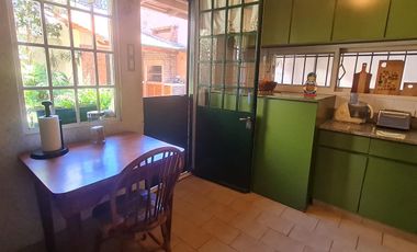 Casa estilo ingles en impecable estado 3 dormitorios, play, escritorio, jardín y cochera-En Venta