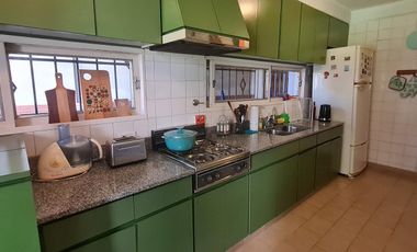 Casa estilo ingles en impecable estado 3 dormitorios, play, escritorio, jardín y cochera-En Venta