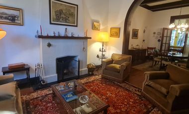 Casa estilo ingles en impecable estado 3 dormitorios, play, escritorio, jardín y cochera-En Venta