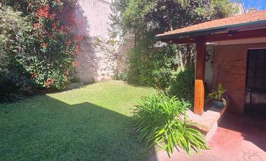 Casa estilo ingles en impecable estado 3 dormitorios, play, escritorio, jardín y cochera-En Venta