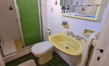 Casa estilo ingles en impecable estado 3 dormitorios, play, escritorio, jardín y cochera-En Venta