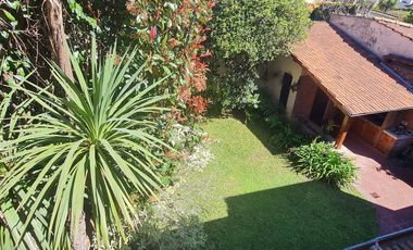 Casa estilo ingles en impecable estado 3 dormitorios, play, escritorio, jardín y cochera-En Venta