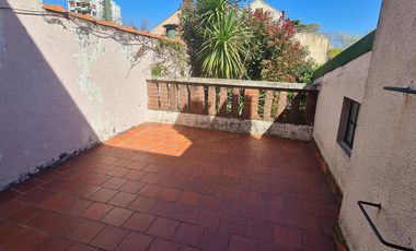 Casa estilo ingles en impecable estado 3 dormitorios, play, escritorio, jardín y cochera-En Venta