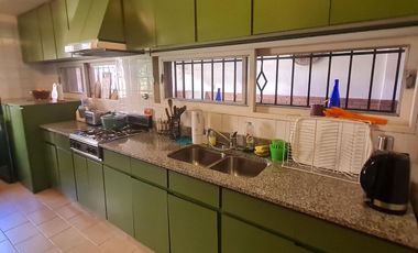 Casa estilo ingles en impecable estado 3 dormitorios, play, escritorio, jardín y cochera-En Venta