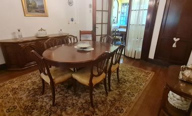 Casa estilo ingles en impecable estado 3 dormitorios, play, escritorio, jardín y cochera-En Venta