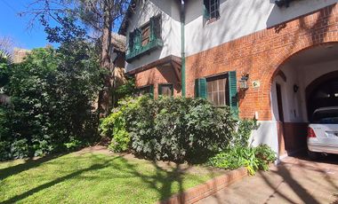 Casa estilo ingles en impecable estado 3 dormitorios, play, escritorio, jardín y cochera-En Venta