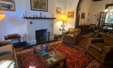 Casa estilo ingles en impecable estado 3 dormitorios, play, escritorio, jardín y cochera-En Venta