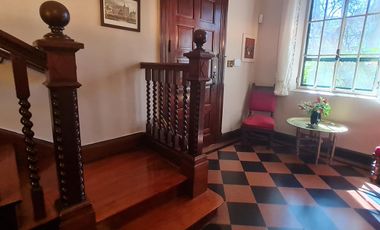 Casa estilo ingles en impecable estado 3 dormitorios, play, escritorio, jardín y cochera-En Venta