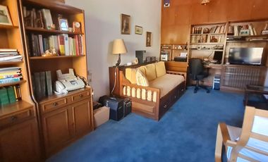 Casa estilo ingles en impecable estado 3 dormitorios, play, escritorio, jardín y cochera-En Venta