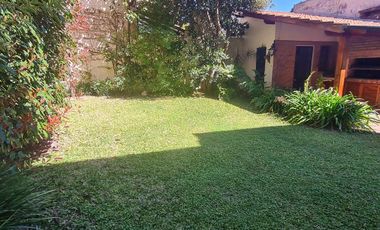 Casa estilo ingles en impecable estado 3 dormitorios, play, escritorio, jardín y cochera-En Venta