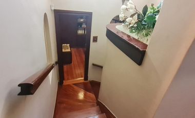 Casa estilo ingles en impecable estado 3 dormitorios, play, escritorio, jardín y cochera-En Venta