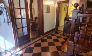 Casa estilo ingles en impecable estado 3 dormitorios, play, escritorio, jardín y cochera-En Venta