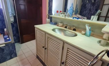 Casa estilo ingles en impecable estado 3 dormitorios, play, escritorio, jardín y cochera-En Venta