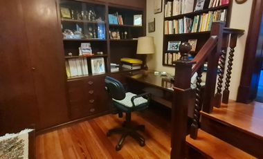 Casa estilo ingles en impecable estado 3 dormitorios, play, escritorio, jardín y cochera-En Venta