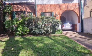 Casa estilo ingles en impecable estado 3 dormitorios, play, escritorio, jardín y cochera-En Venta