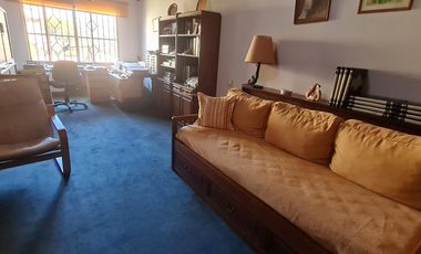 Casa estilo ingles en impecable estado 3 dormitorios, play, escritorio, jardín y cochera-En Venta