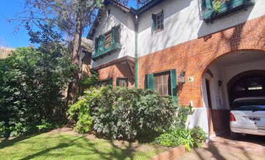 Casa estilo ingles en impecable estado 3 dormitorios, play, escritorio, jardín y cochera-En Venta