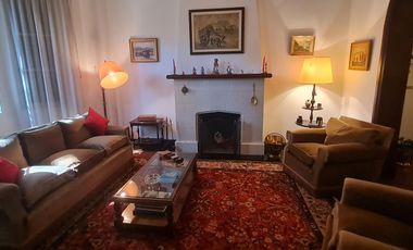 Casa estilo ingles en impecable estado 3 dormitorios, play, escritorio, jardín y cochera-En Venta