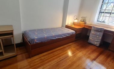 Casa estilo ingles en impecable estado 3 dormitorios, play, escritorio, jardín y cochera-En Venta