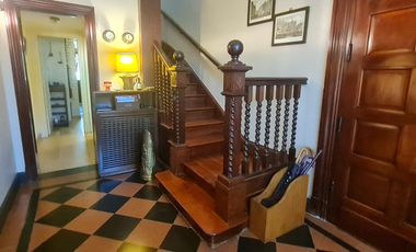 Casa estilo ingles en impecable estado 3 dormitorios, play, escritorio, jardín y cochera-En Venta