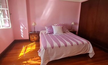 Casa estilo ingles en impecable estado 3 dormitorios, play, escritorio, jardín y cochera-En Venta