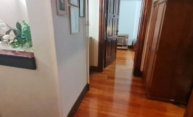 Casa estilo ingles en impecable estado 3 dormitorios, play, escritorio, jardín y cochera-En Venta