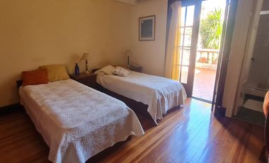 Casa estilo ingles en impecable estado 3 dormitorios, play, escritorio, jardín y cochera-En Venta