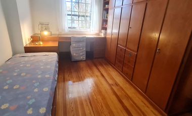 Casa estilo ingles en impecable estado 3 dormitorios, play, escritorio, jardín y cochera-En Venta