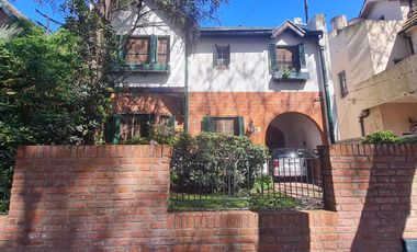 Casa estilo ingles en impecable estado 3 dormitorios, play, escritorio, jardín y cochera-En Venta