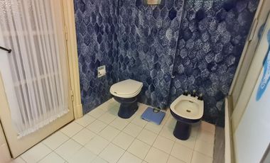 Casa estilo ingles en impecable estado 3 dormitorios, play, escritorio, jardín y cochera-En Venta