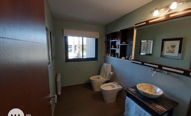 Casa 5 Dormitorios con parque y pileta - San Marino - Funes | Venta