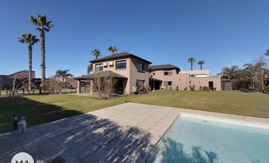 Casa 5 Dormitorios con parque y pileta - San Marino - Funes | Venta