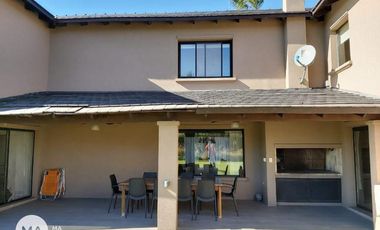 Casa 5 Dormitorios con parque y pileta - San Marino - Funes | Venta