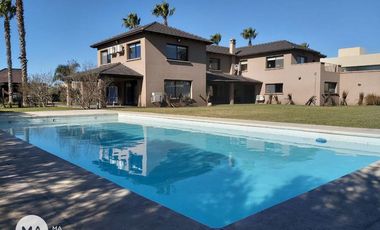 Casa 5 Dormitorios con parque y pileta - San Marino - Funes | Venta