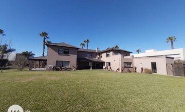 Casa 5 Dormitorios con parque y pileta - San Marino - Funes | Venta