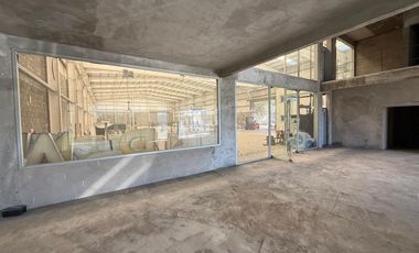 Depósito con showroom sobre Panamericana km 27 El Talar