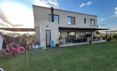 VENTA CASA 5 AMBIENTES SAN SEBASTIAN AREA 7 EN 2 PLANTAS A LA LAGUNA