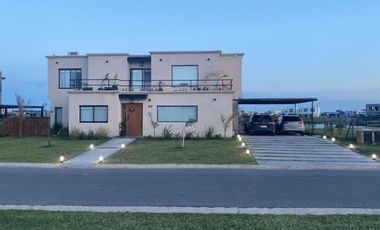 VENTA CASA 5 AMBIENTES SAN SEBASTIAN AREA 7 EN 2 PLANTAS A LA LAGUNA