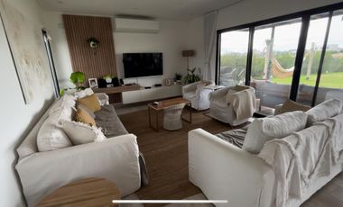 VENTA CASA 5 AMBIENTES SAN SEBASTIAN AREA 7 EN 2 PLANTAS A LA LAGUNA