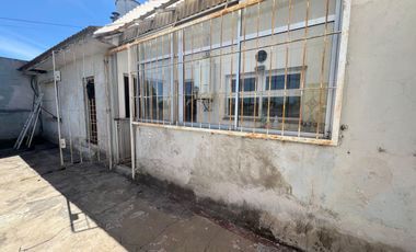 Chalet 3 ambientes con cochera en Chile y Moreno