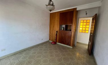 Chalet 3 ambientes con cochera en Chile y Moreno