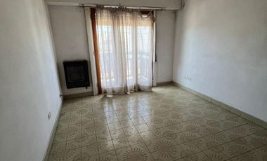 Chalet 3 ambientes con cochera en Chile y Moreno