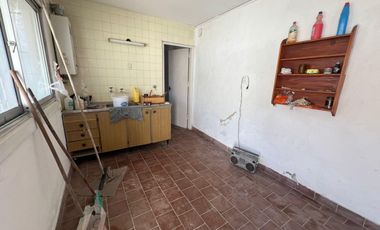 Chalet 3 ambientes con cochera en Chile y Moreno