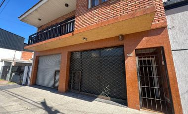 Chalet 3 ambientes con cochera en Chile y Moreno