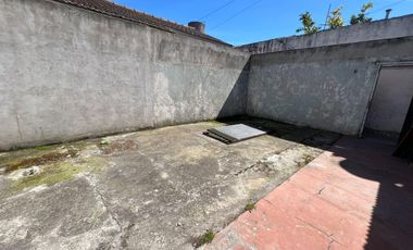 Chalet 3 ambientes con cochera en Chile y Moreno