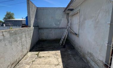 Chalet 3 ambientes con cochera en Chile y Moreno