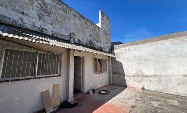 Chalet 3 ambientes con cochera en Chile y Moreno