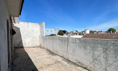 Chalet 3 ambientes con cochera en Chile y Moreno